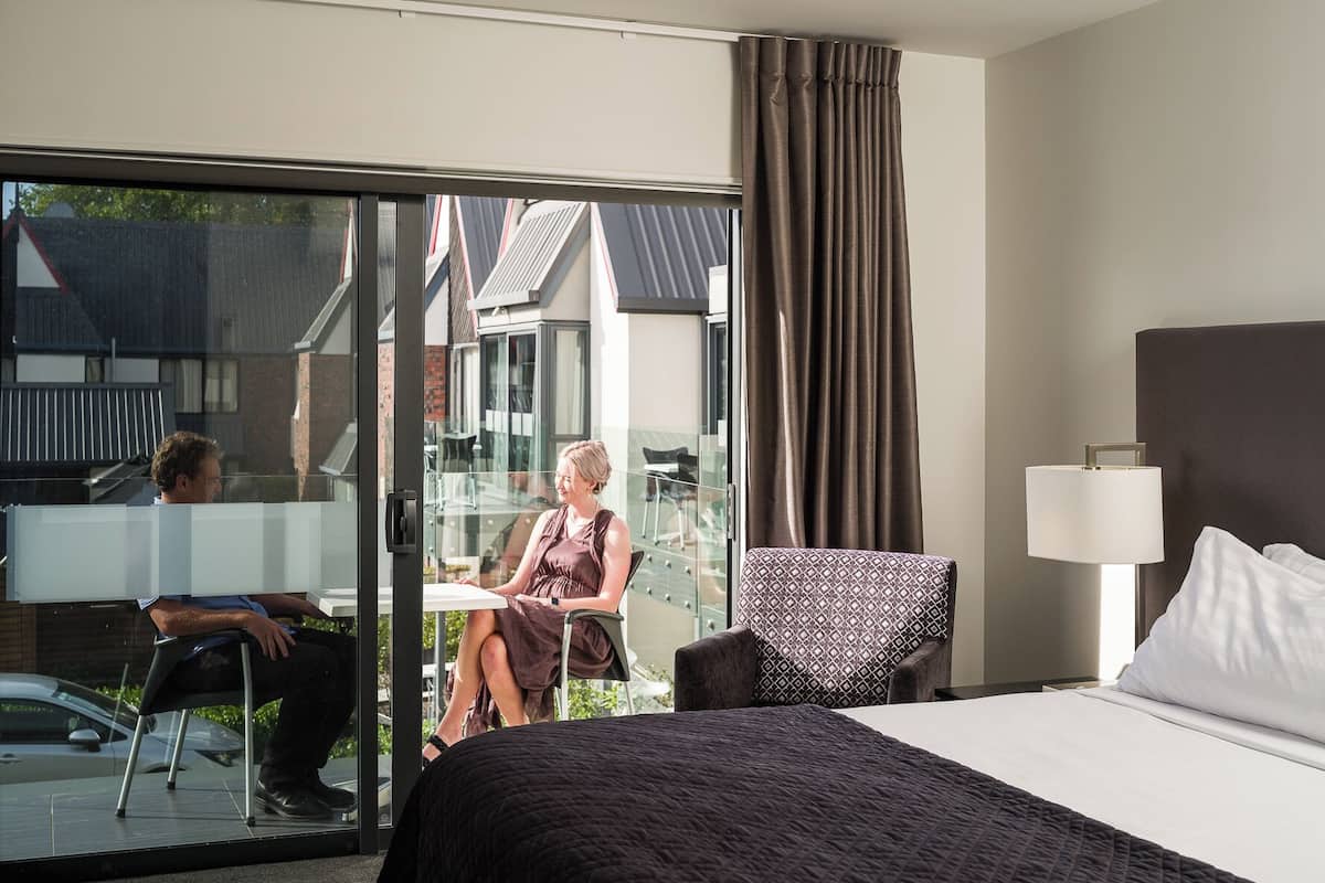 2 bedrooms, premium bedding, in-room safe, desk