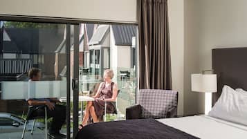 Premium bedding, in-room safe, desk, laptop workspace