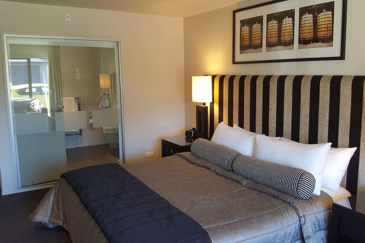 2 slaapkamers, luxe beddengoed, een kluis op de kamer, een bureau