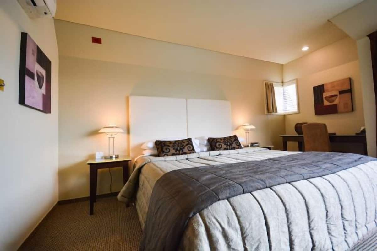 2 slaapkamers, luxe beddengoed, een kluis op de kamer, een bureau