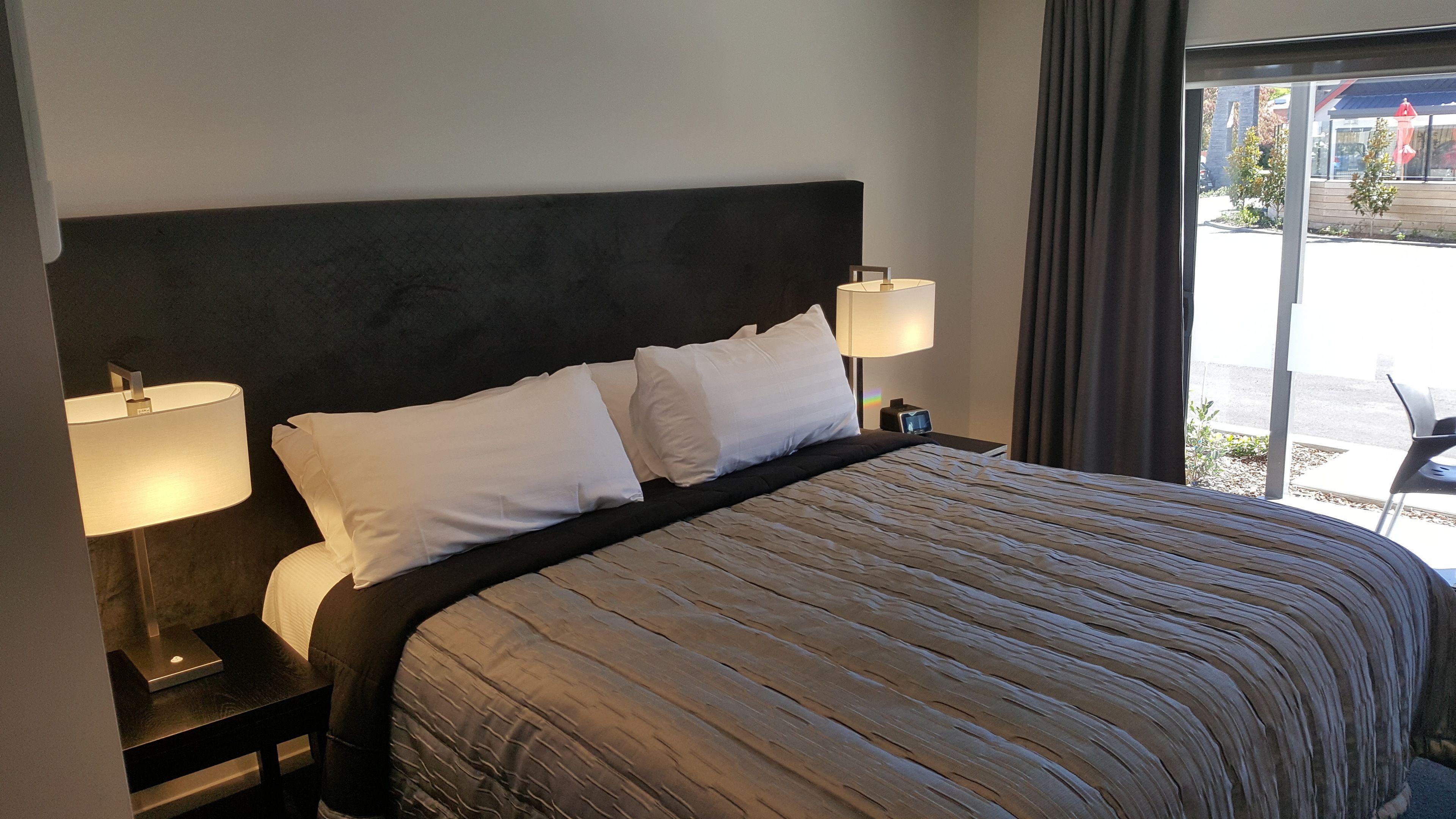 Ropa de cama de alta calidad y caja de seguridad en la habitación 
