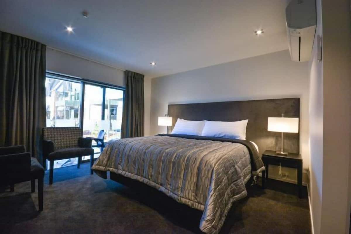 2 slaapkamers, luxe beddengoed, een kluis op de kamer, een bureau
