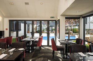 Se sirven desayunos y cenas; cocina local; junto a la piscina