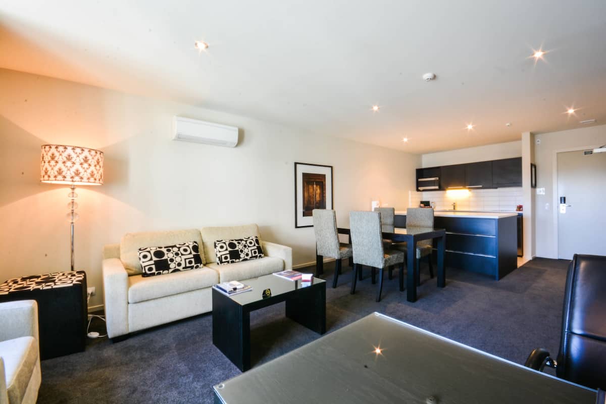 2 slaapkamers, luxe beddengoed, een kluis op de kamer, een bureau
