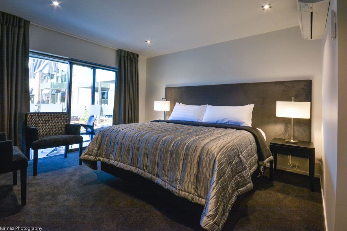 2 slaapkamers, luxe beddengoed, een kluis op de kamer, een bureau