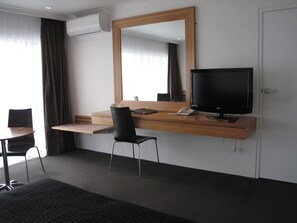Studio, Küche | Schreibtisch, laptopgeeigneter Arbeitsplatz, Bügeleisen/Bügelbrett