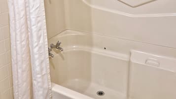Un baño con bañera, ducha e inodoro.