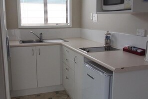 Private kitchenette - Coronation Court Motel (New Plymouth)