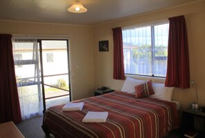 In-room safe, desk, laptop workspace, blackout curtains - Coronation Court Motel (New Plymouth)