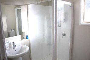 Departamento ejecutivo, 1 habitación | Baño | Regadera, secadora de cabello, toallas, jabón 