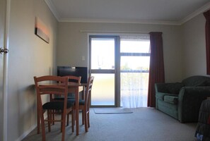 In-room safe, desk, laptop workspace, blackout curtains - Coronation Court Motel (New Plymouth)