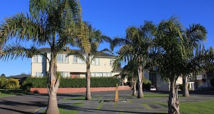 Coronation Court Motel