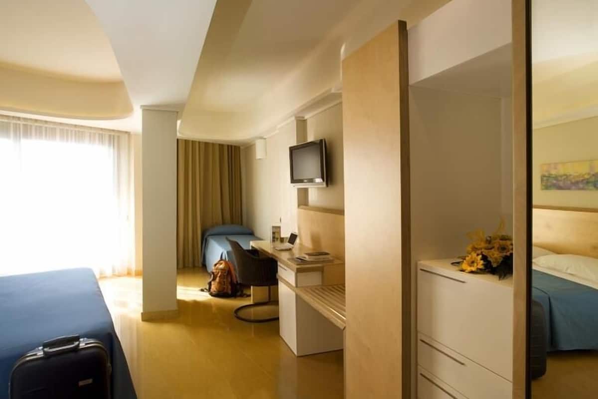 deluxe triple room, sea view | 1 bedroom, premium bedding, down duvets, pillow-top beds