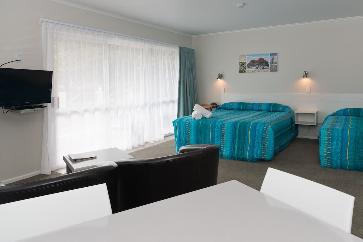 Standard Studio | Premium bedding, cribs (surcharge), WiFi (free)