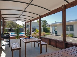 BBQ/picnic area - Averill Court Motel (Paihia)