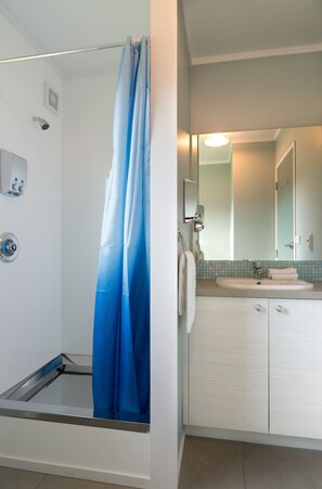 Studio Superior | Kamar mandi | Shower, pancuran hujan, perlengkapan mandi gratis, dan pengering rambut