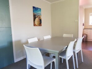 Palm House (3 Bedroom House)  | In-room dining - Averill Court Motel (Paihia)