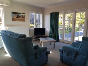 Talo, 3 makuuhuonetta (Palm House) | Olohuone | Televisio