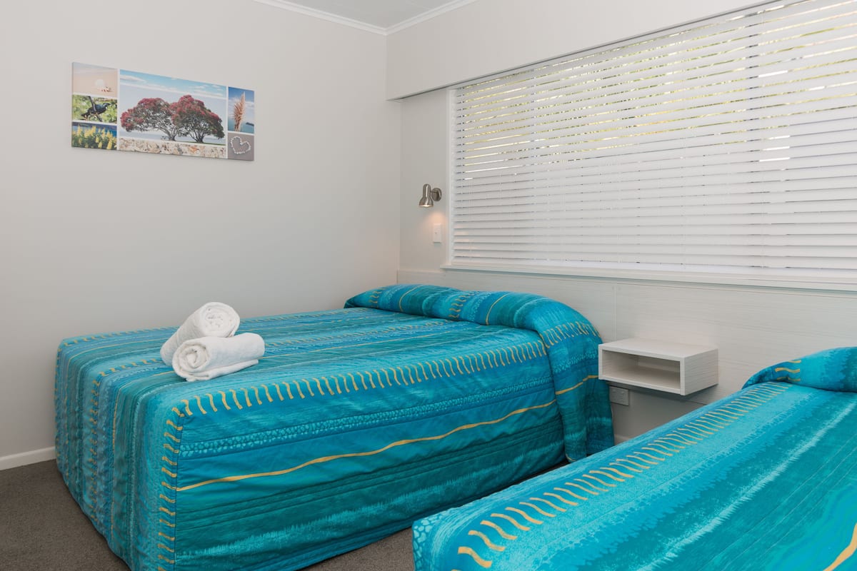 Premium bedding, cribs (surcharge), WiFi (free)