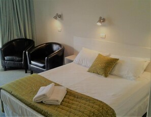 Standard-studio | Ylelliset vuodevaatteet, vauvansängyt, ilmainen Wi-Fi