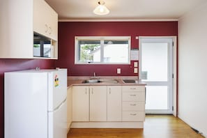 2 Bedroom Apartment with Spa | Private kitchenette | Fridge, microwave, stovetop, electric kettle - Braemar Motor Lodge (Palmerston North)