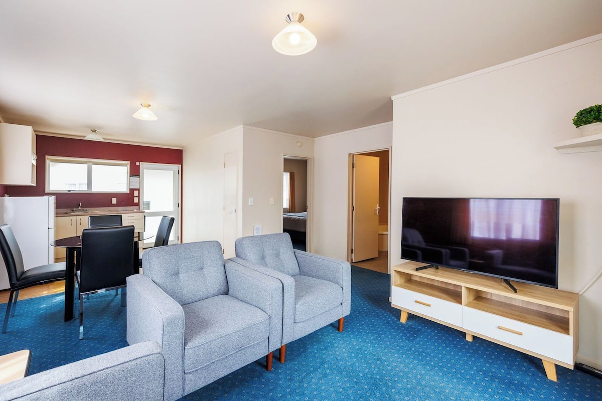 Suite, 2 Bedrooms | Peti besi dalam bilik, seterika/papan seterika, Wi-fi percuma 