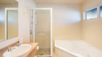 Jetted bath, hair dryer, towels