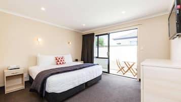 1 bedroom, desk, blackout drapes, soundproofing