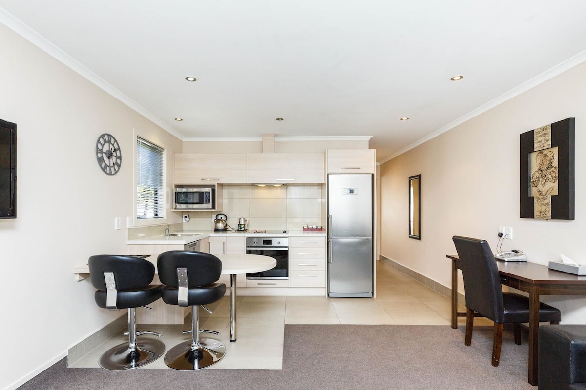 1 bedroom, desk, blackout curtains, soundproofing