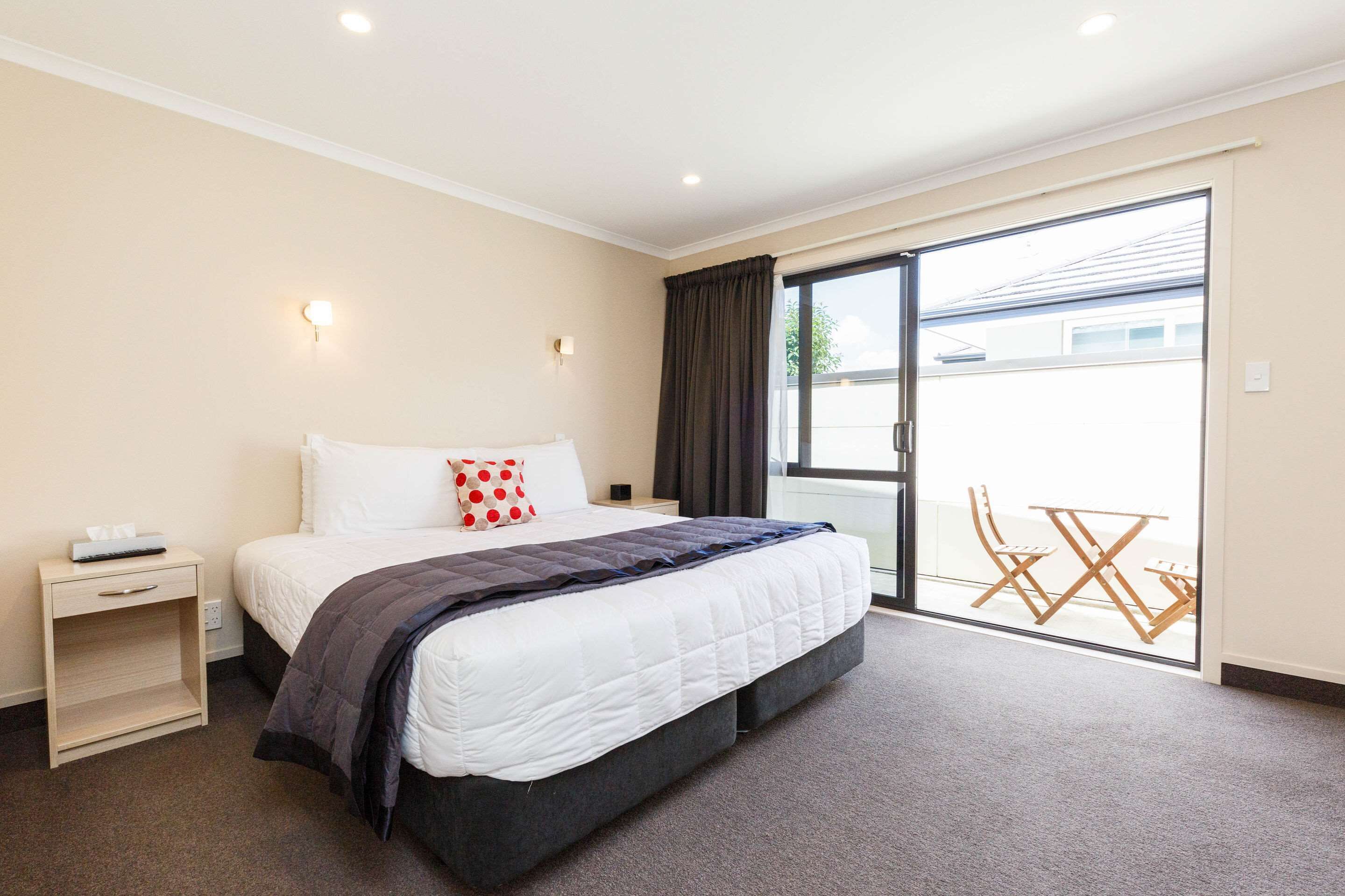 1 bedroom, desk, blackout curtains, soundproofing