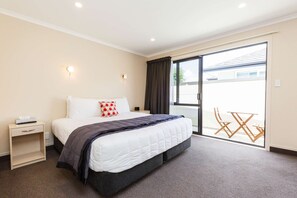 Desk, blackout drapes, soundproofing, iron/ironing board - Kauri Court Motel and Apartments (Palmerston North)