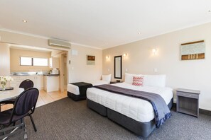 Desk, blackout curtains, soundproofing, iron/ironing board - Kauri Court Motel and Apartments (Palmerston North)