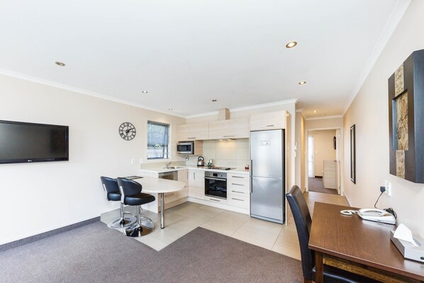 Bureau, rideaux occultants, chambres insonorisées