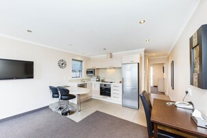 Escritorio, cortinas blackout y sistema de insonorización 