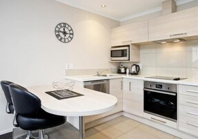 Refrigerador, microondas, placa de cocina, tetera/pava eléctrica