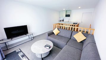 Appartement Familial, 2 chambres, baignoire à jets | Coin séjour | Télévision LED de 32 pouces avec chaînes par câble, télévision