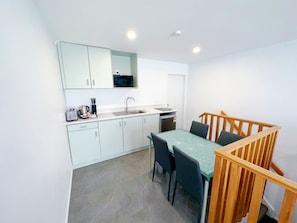 Family Apartment, 2 Bedrooms, Jetted Tub | Soundproofing, free WiFi, bed sheets - Brylin Motel (Rotorua)