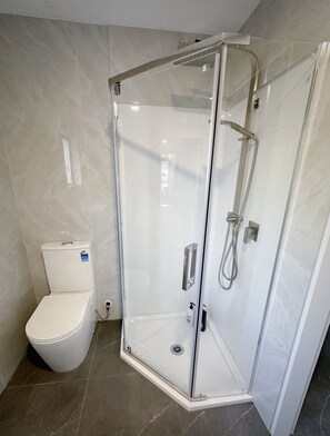 Deluxe Studio Suite | Bathroom | Free toiletries, hair dryer, towels - Brylin Motel (Rotorua)