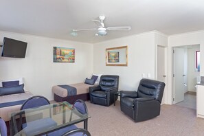 Suite, 1 habitación, hidromasaje | Caja de seguridad en la habitación y insonorización 