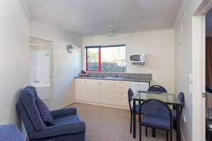 套房, 1 间卧室, 按摩浴缸 | 客房内保险箱、隔音、熨斗/熨衣板、免费 WiFi