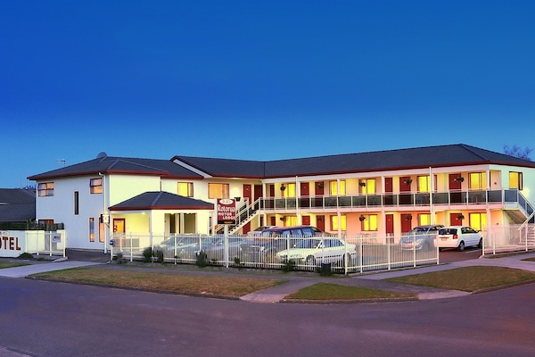 Vista frontal de la propiedad por la tarde o noche