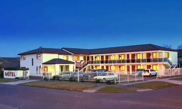 Front of property – evening/night - BK's Rotorua Motor Lodge (Rotorua)