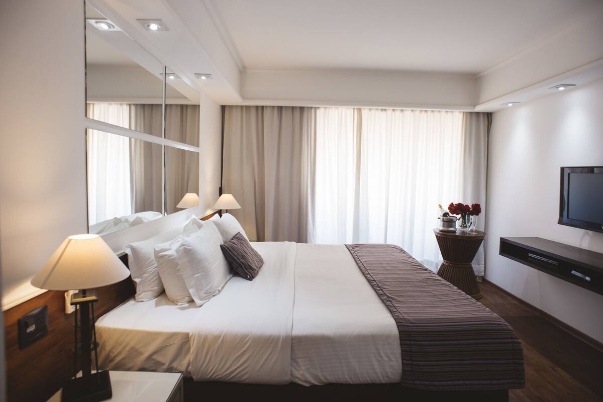 Minibar, caja de seguridad en la habitación y escritorio