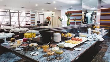 Café da manhã com buffet grátis todos os dias