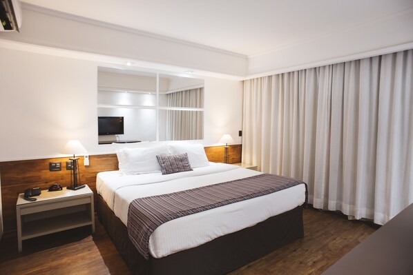 1 quarto, frigobar, cofres nos quartos, escrivaninha