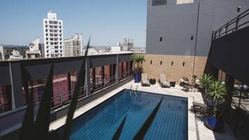 Piscina a l'aire lliure i gandules