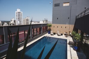 Piscina externa, espreguiçadeiras