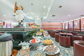 Free daily buffet breakfast  - Hotel Golden Park Campinas Cambuí By Nacional Inn (Campinas)