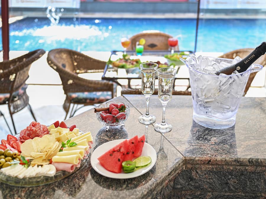 Una piscina al aire libre, tumbonas