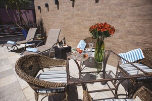 Una piscina al aire libre, sillones reclinables de piscina